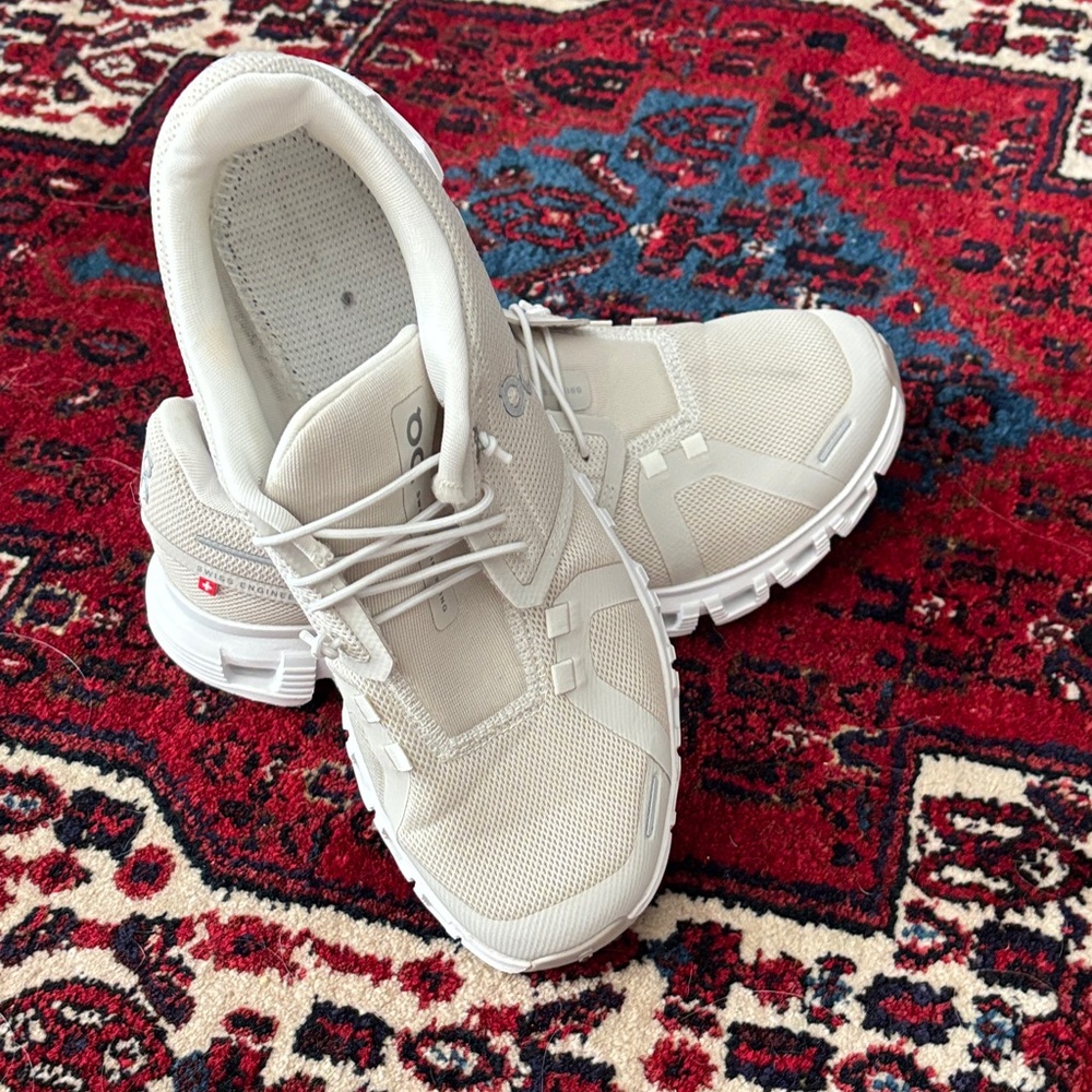 On Cloud women’s sz 8 Slip-on sneakers